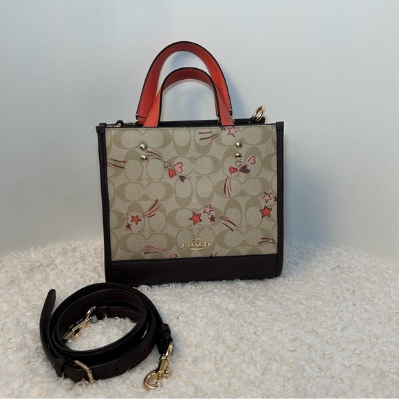Giftable Coach Dempsey Tote 22 In Signature Canvas With Heart And Star Print - Picture 15 of 15